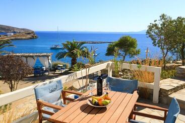 Отель Filoxenia By Grispos Villas