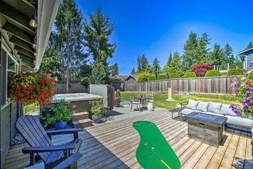 ツーリストアパートメント Modern Gem With Beautiful Backyard And Hot Tub!
