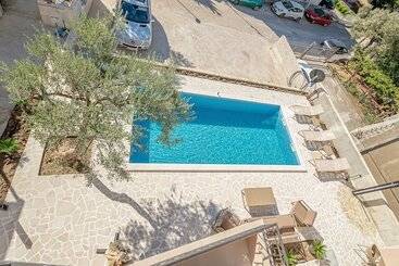 پانسیون N&n Lux Guest House