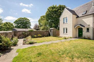 Tourist flats Abbey Villa   Stylish House   Central With Parking