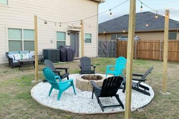شقق خاصة سياحية Cozy Lakeview Home   Central Dfw   Fire Pit   Renovated   Cold Ac