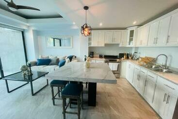 Жильё для туристов Triton S Playhouse Beachfront