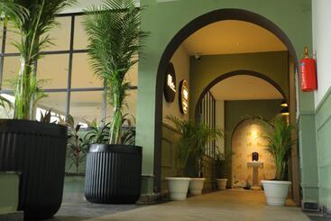 Hotelli City Express By Downtown