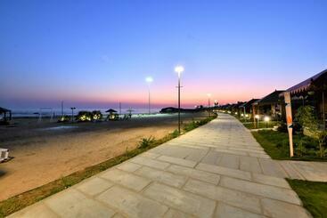 בית מלון כפרי The Fern Seaside Luxurious Tent Resort Diu