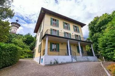 ペンション La Camelia, La Nostra Tripla Con Vista Lago, Al Secondo Piano Della Villa Isabella