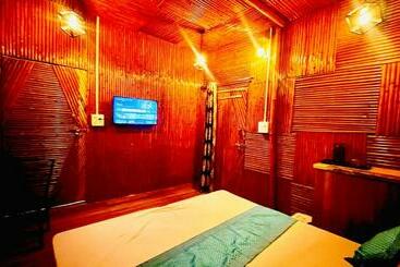 Отель The Downtown Stays