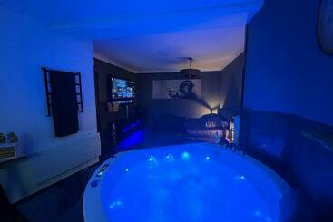 ベッドアンドブレックファースト Luxury Room