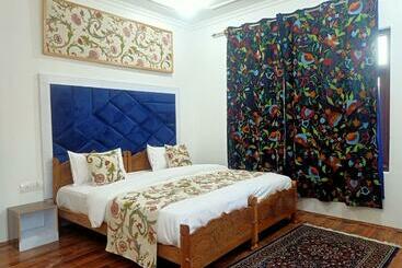 פנסיון The Light House