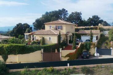 ベッドアンドブレックファースト Les Deux Chênes à Tanneron Village