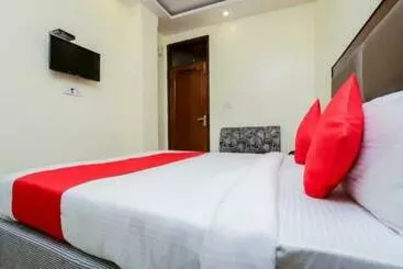 Hotel Oyo 93687  Galaxy Red Inn