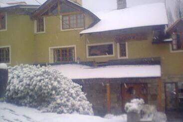 Periko´s Youth Hostel