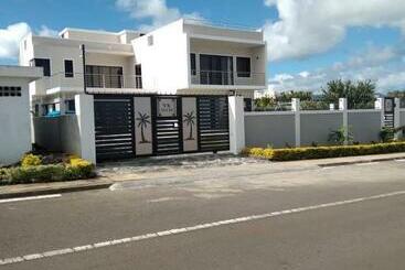 Apartamente turistice Coquette Villa Avec Piscine