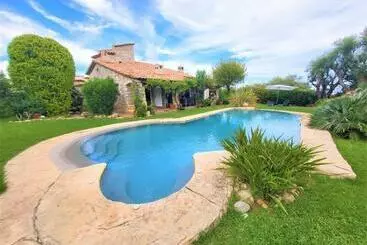 ツーリストアパートメント Magnifique Villa En Pierre Avec Jardin Et Piscine