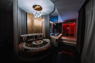 Курорт Versace Luxury Room