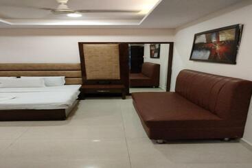 Hotel Capital O 93663 Royal