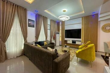 관광객 아파트 Cheerful 4bedroom Duplex With Free Parking On Premises