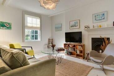 관광객 아파트 The Artist Studio