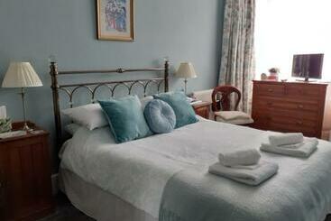 Nocleg ze śniadaniem Wyburn House