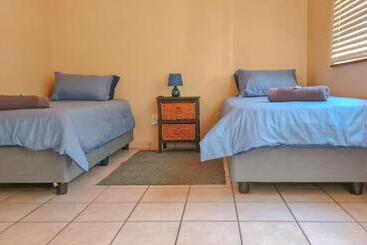 פנסיון Alpha B Lodging