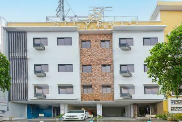Hotel Oyo 896 Silverio Suites