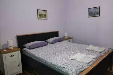 ツーリストアパートメント етаж от къща с двор