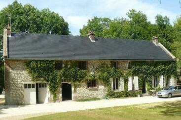 Жильё для туристов Corps De Ferme Dans Belle Propriete Avec Chiens Et Chevaux