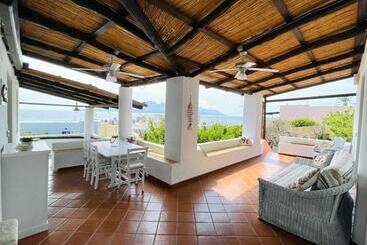 پانسیون Villa Pomelia, Villa Nel Corso Di Santa Marina Salina A 50 Mt Dal Mare