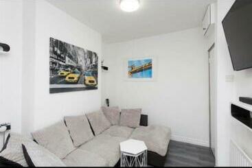 דירות לתיירים House @ Queens University