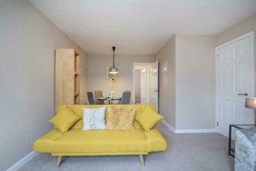 ツーリストアパートメント The Kelvin   Peaceful West End River View Property