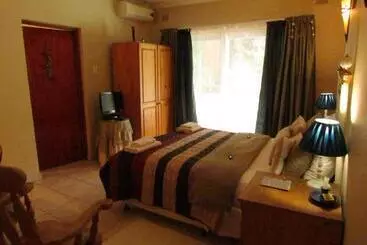 Отель The Saffron House