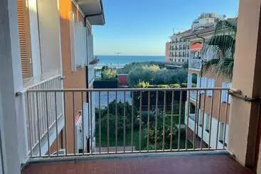 ツーリストアパートメント Spazioso Appartamento A Diano Marina