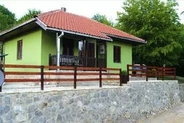 آپارتمان‌های توریست‌ها Green Eco Cottage