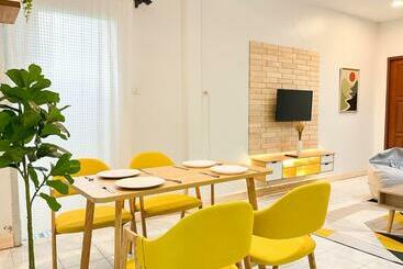 Turistihuoneistot H&q 1br Cozy House, Bangtao Beach