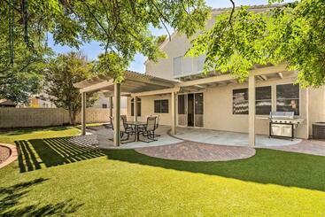 Turist apartmanları A Beautiful House With Hot Tub, Grill & Games!