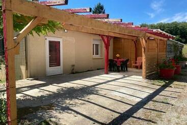 Apartamente turistice Appartement Indépendant, Terrasse Couverte, Rouge