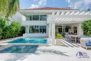 Turistihuoneistot House With Private Pool, Jacuzzi And Pier