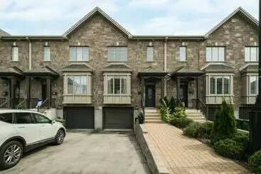 ツーリストアパートメント Comfort Townhouse Close To Airport