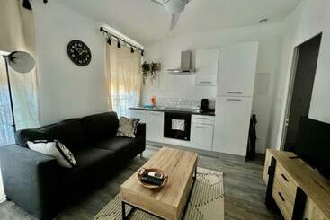 ツーリストアパートメント L Industriel   Parking   80m Des Arènes