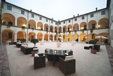 Отель Relais Fontevivo