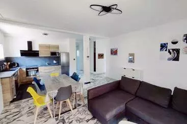 Turistihuoneistot La Villa Castel   Haut De Villa   Parkings  3 Chambres   8 Couchages   Jardin   Barbecue