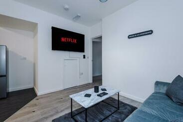 דירות לתיירים Cosy 3 Bed 3 Bath House   Central Liverpool  Self Check In & Free Parking!