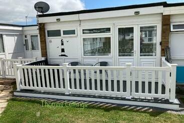 游客公寓 Cheerful 2 Bed Holiday Chalet With Gated Decking