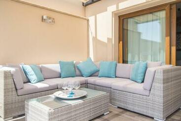 Turistihuoneistot Luxurious Villa With Amazing Sea View And Pool