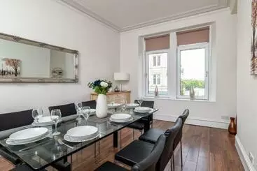 ツーリストアパートメント Spacious 5 Bedroom Townhouse In The West End