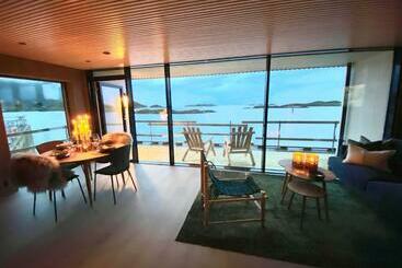 관광객 아파트 Waterfront Apartment With Panoramic Sea View