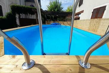 شقق خاصة سياحية Grande Maison Familiale Avec Piscine Privée Et Garage, Centre De Saint Gaultier Fr 1 591 369