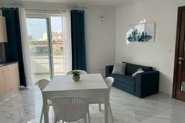 آپارتمان‌های توریست‌ها Lovely 2 Bed Condo With Patio Overlooking Piazza