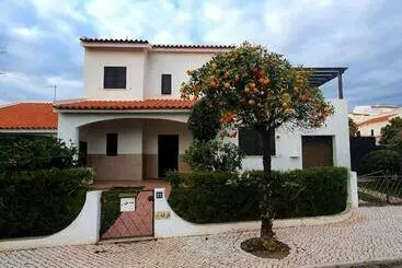 Turistihuoneistot Lovely Beach House Moradia V4 Com Piscina