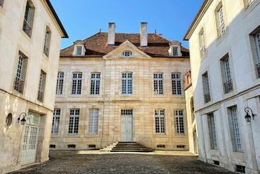 ツーリストアパートメント Hôtel Particulier, Maison Jazey