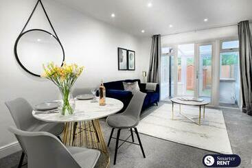 Apartamentos turísticos West End, Woking   2 Bed House With Parking And Garden